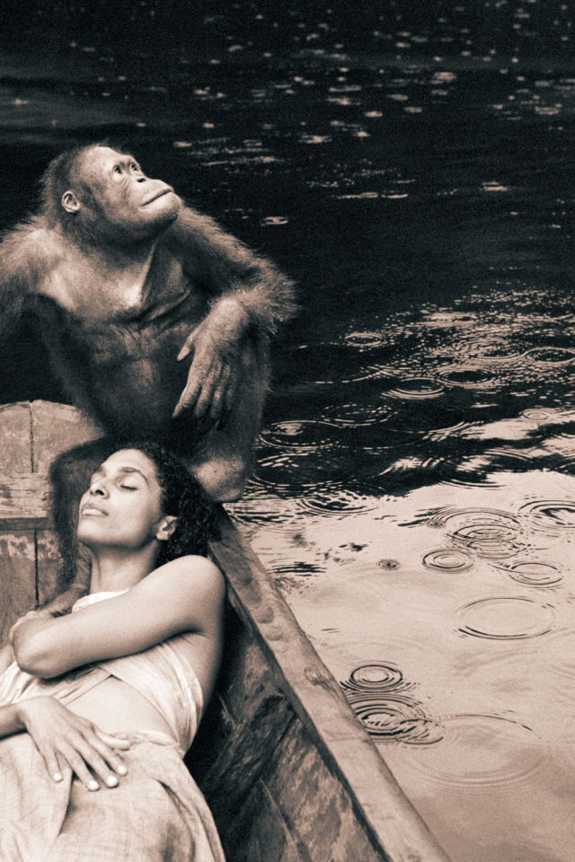 Девушка в лодке с обезьяной