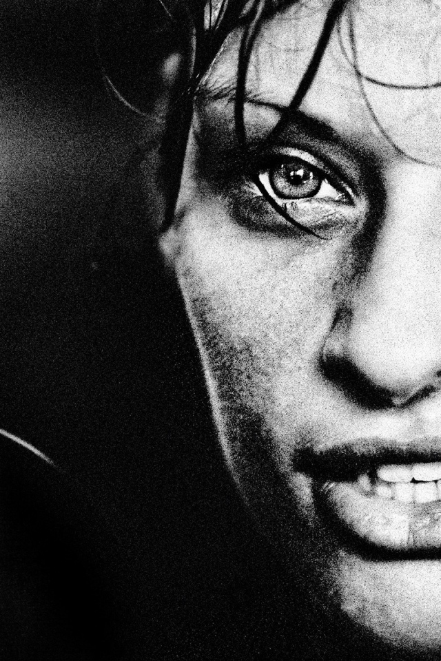 Девушка в боксёрских перчатках, чёрно-белое фото