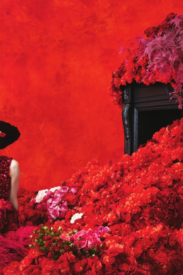 Девушка в красных цветах на красном фоне