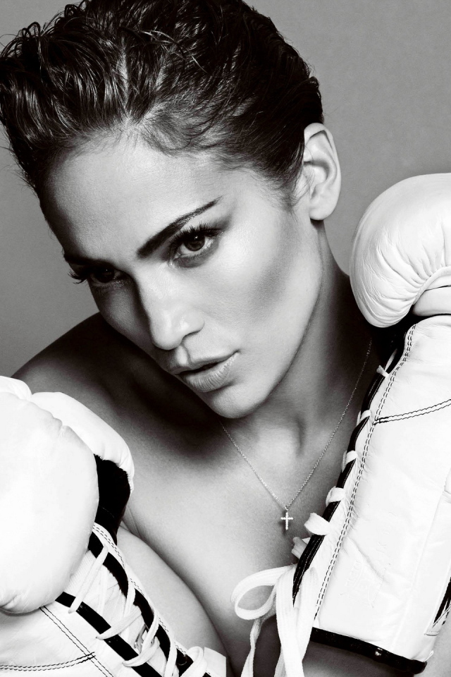 Девушка в белых боксерских перчатках