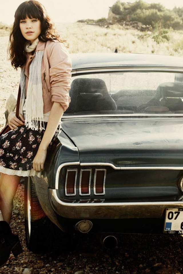 Девушка рядом с ретро машиной