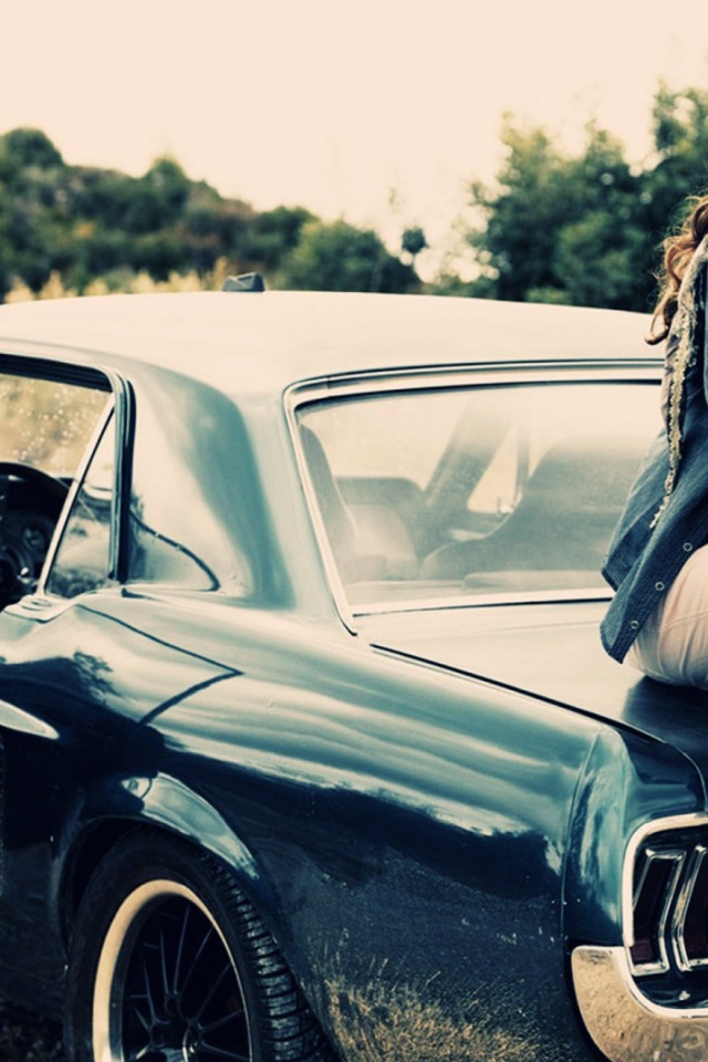 Девушка на классическом американском авто