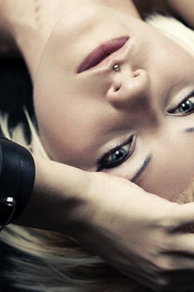 Девушка с тату на руке