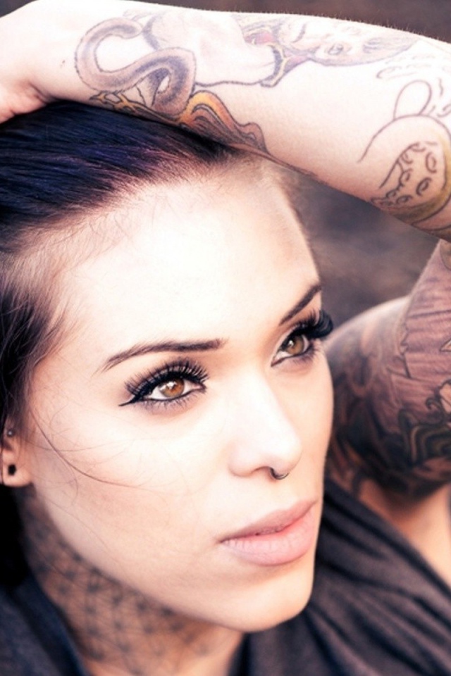 Девушка с цветной татуировкой на руке