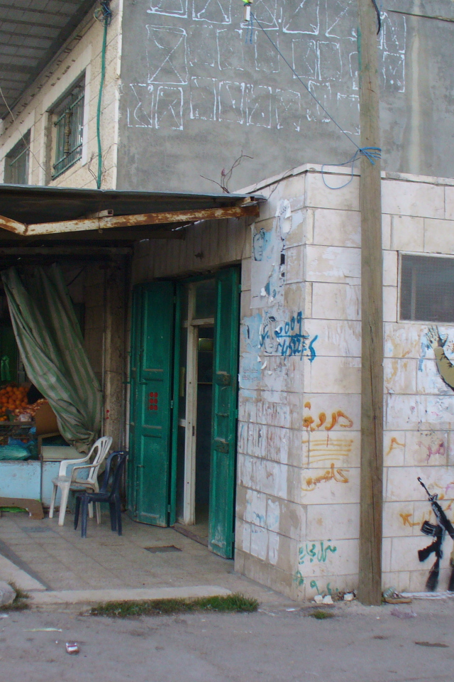 Граффити, военный и девочка, художник Бэнкси