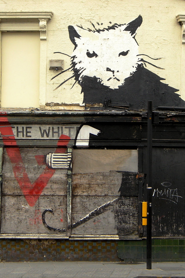 Граффити на здании, художник Бэнкси