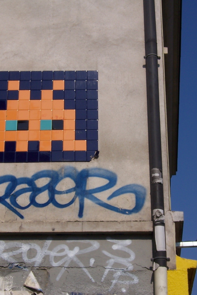 Граффити из плиток на стене