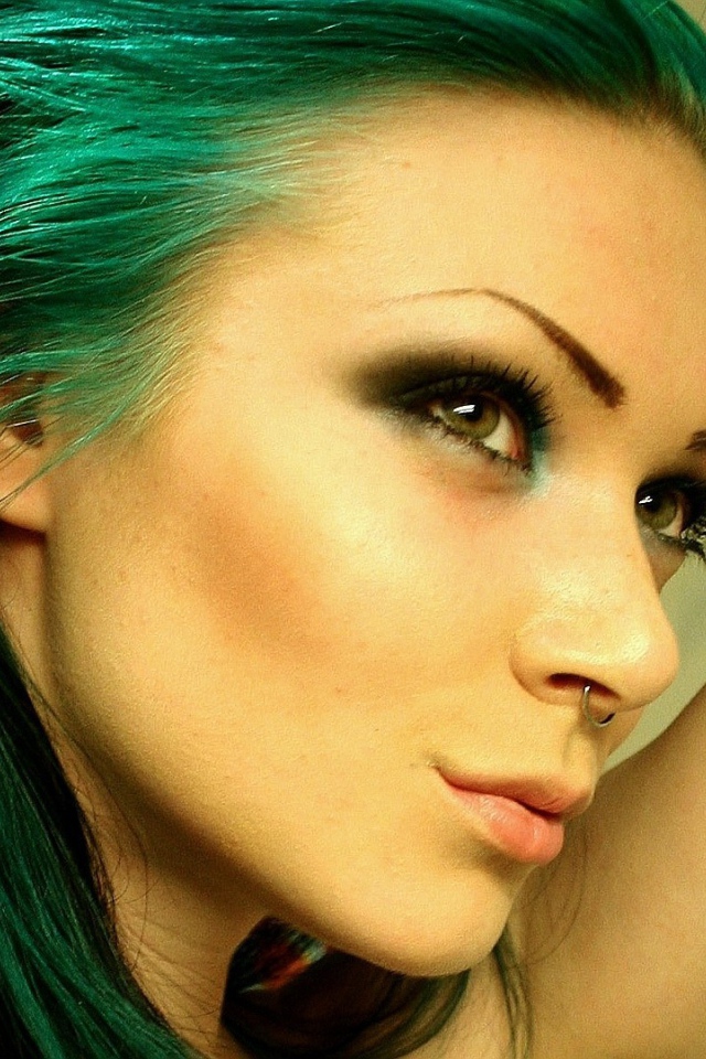 Девушка зеленоволосая с пирсингом в носу и татуировкой на руке
