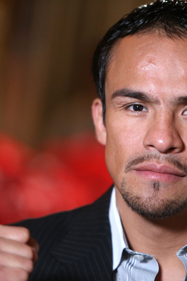 Хуан Мануэль Маркес в черном костюме