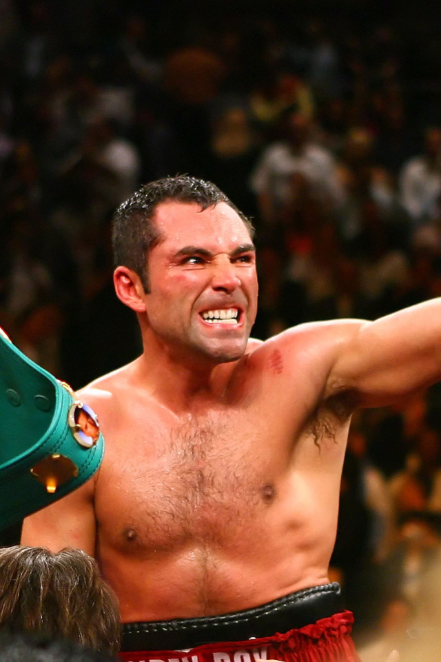 Легендарный боксер Оскар Дела Хойя выиграл бой