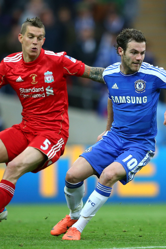 Ливерпуль Даниэль Аггер борется за мяч