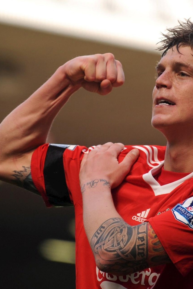 Ливерпуль Даниэль Аггер показывает свои мускулы