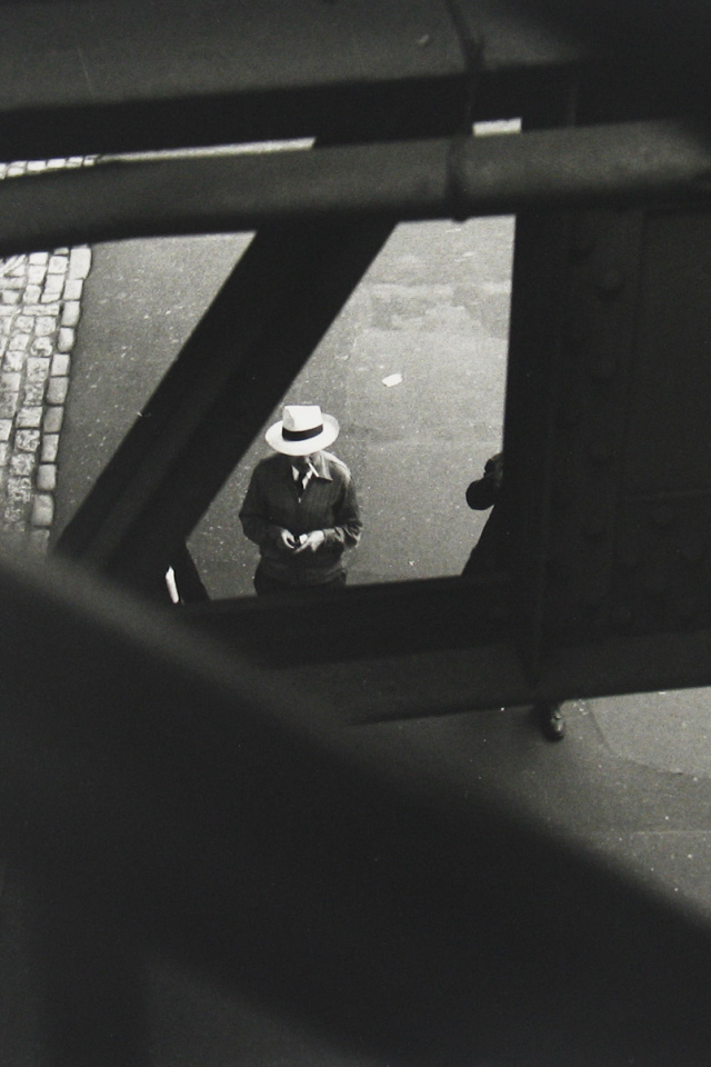 Мужчина с сигаретой, ретро фотография