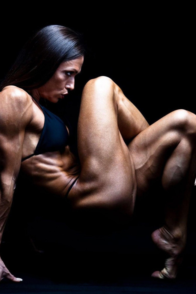 Мастер по фитнесу на черном фоне