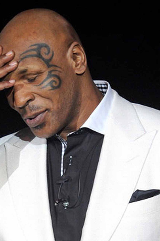 Майк Тайсон в белом костюме