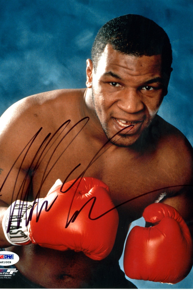 Майк Тайсон в красных боксерских перчатках