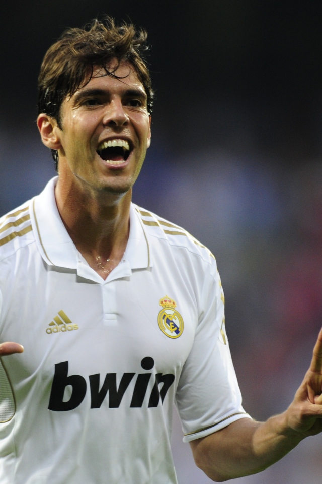  Милан Кака в белой футболке