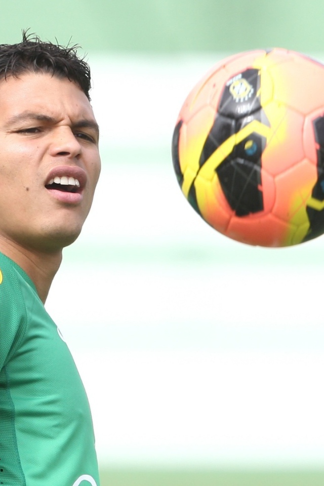 ПСЖ Тиаго Силва смотрит на мяч