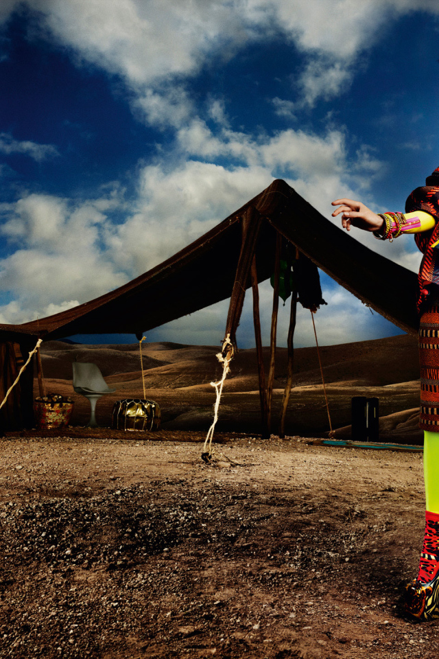 Фотография девушки в яркой одежде