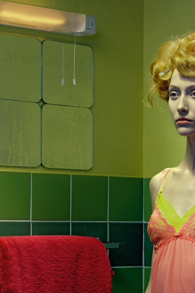 Фотография девушки в ванне с феном