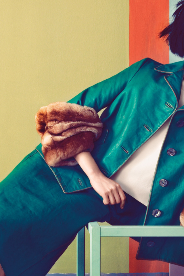 Фотография девушки на ярком фоне 