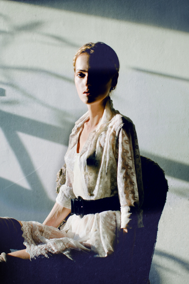 Фотография девушки на фоне белой стены