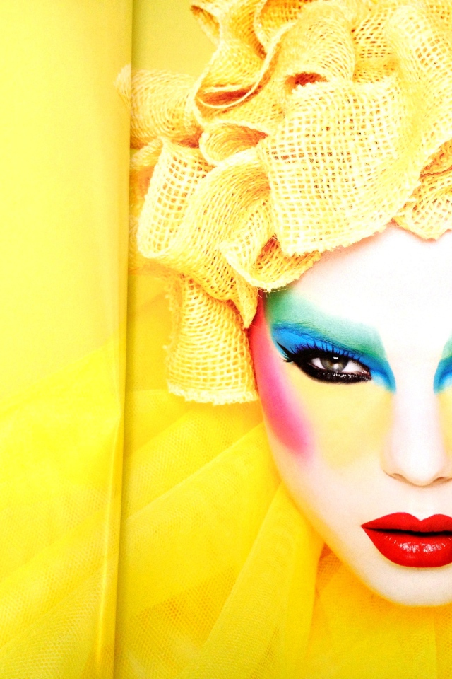 Фотография яркой девушки