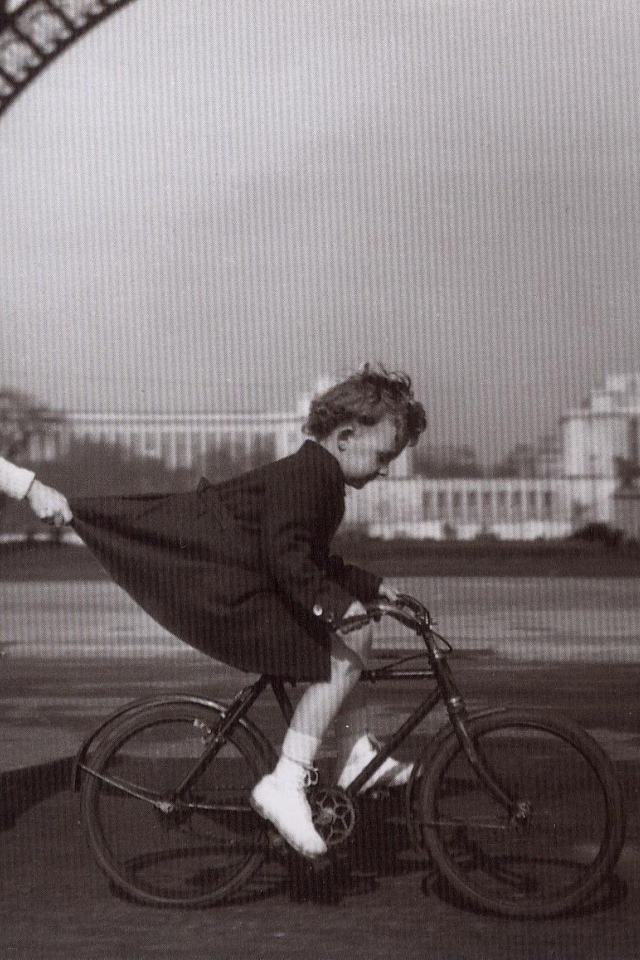 Фотография детей под Эйфелевой башней