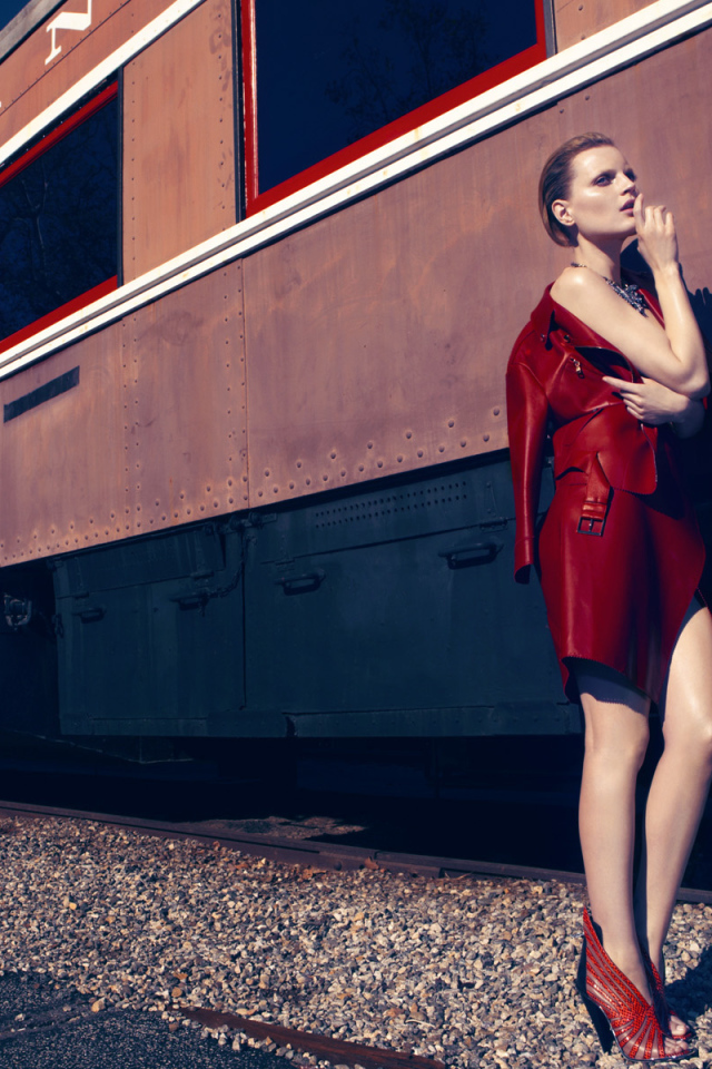 Фотография девушки на фоне поезда