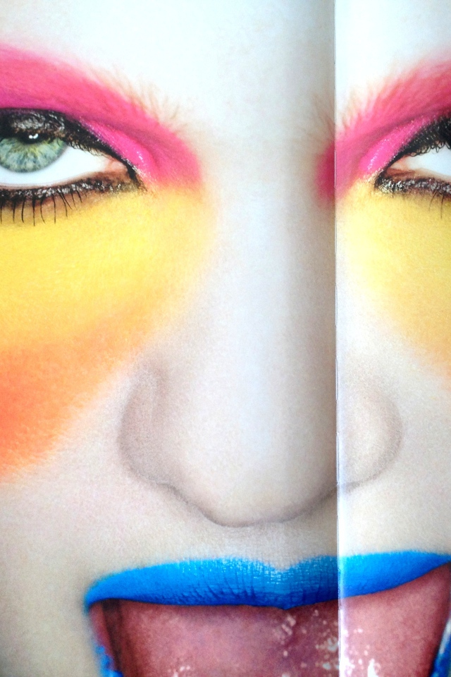 Фотография девушки с ярким макияжем