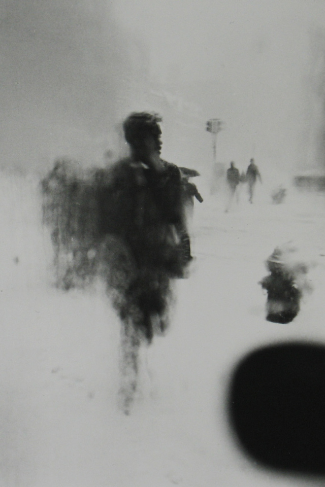 Фотография людей в заснеженном городе