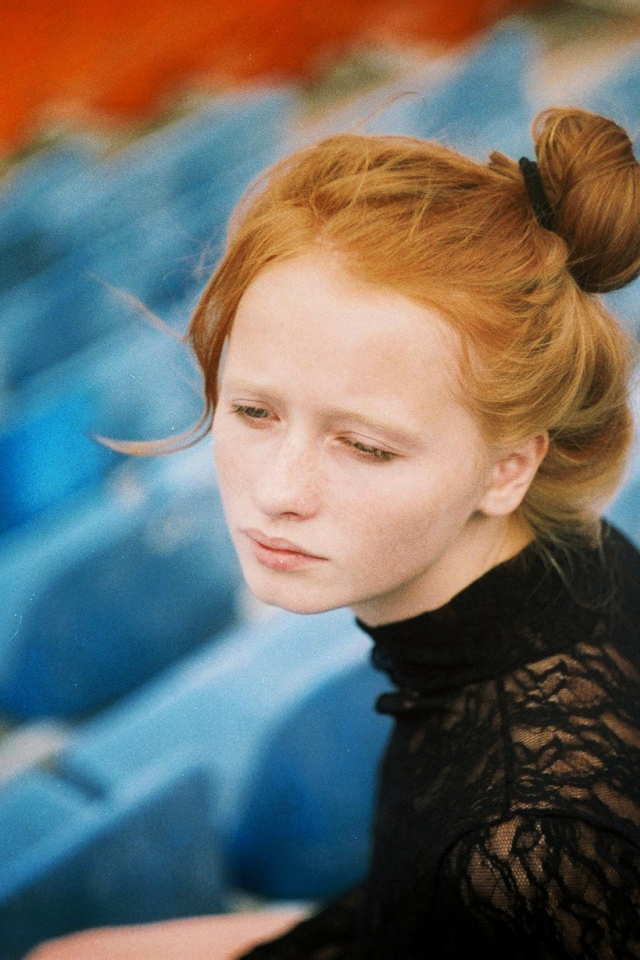 Фотография рыжей девушки в чёрном платье