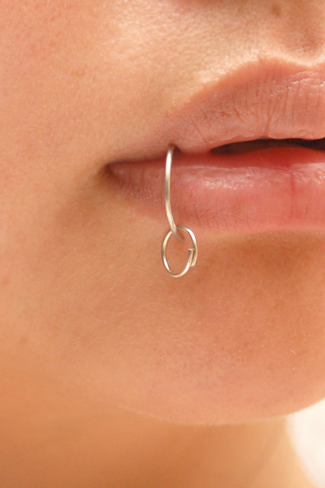 Пирсинг в губе у девушки