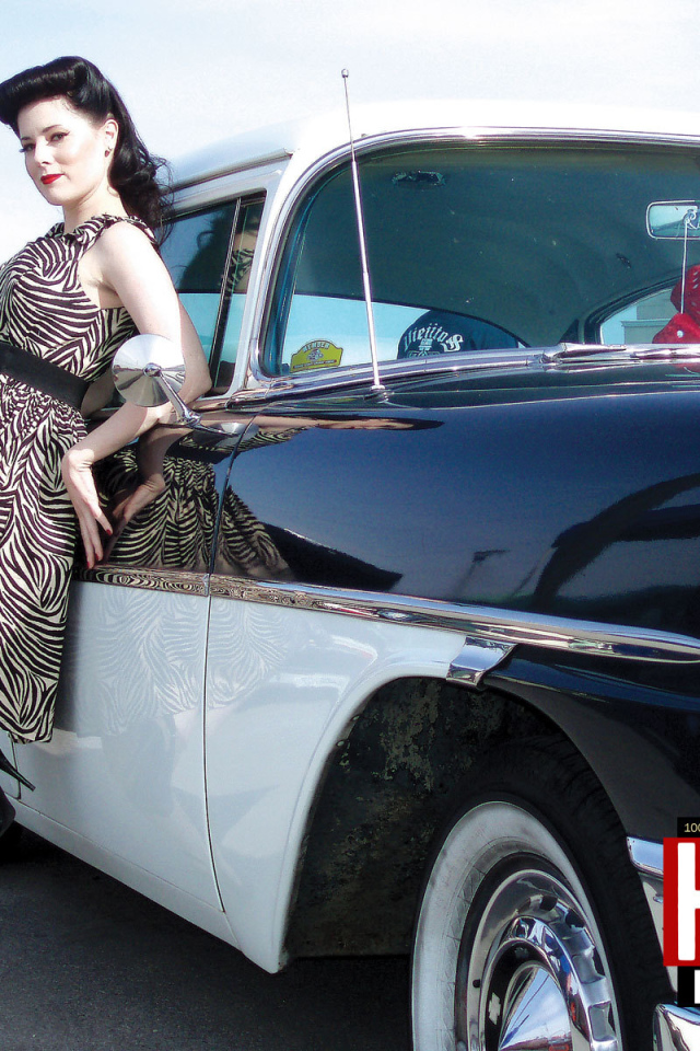 Пин Ап девушка возле ретро автомобиля из прошлого