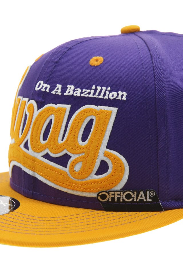 Фиолетовая кепка swag на белом фоне