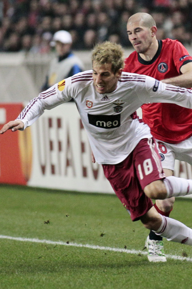 Реал Мадрид Фабиу Коэнтрау борется за мяч