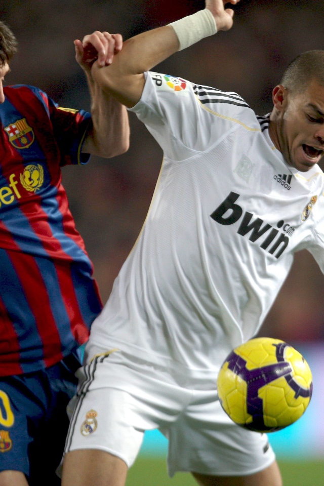 Реал Мадрид Пепе борется за мяч