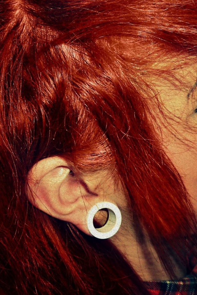 Девушка рыжеволосая с пирсингом в губе