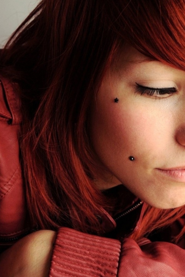 Девушка рыжеволосая с пирсингом на лице