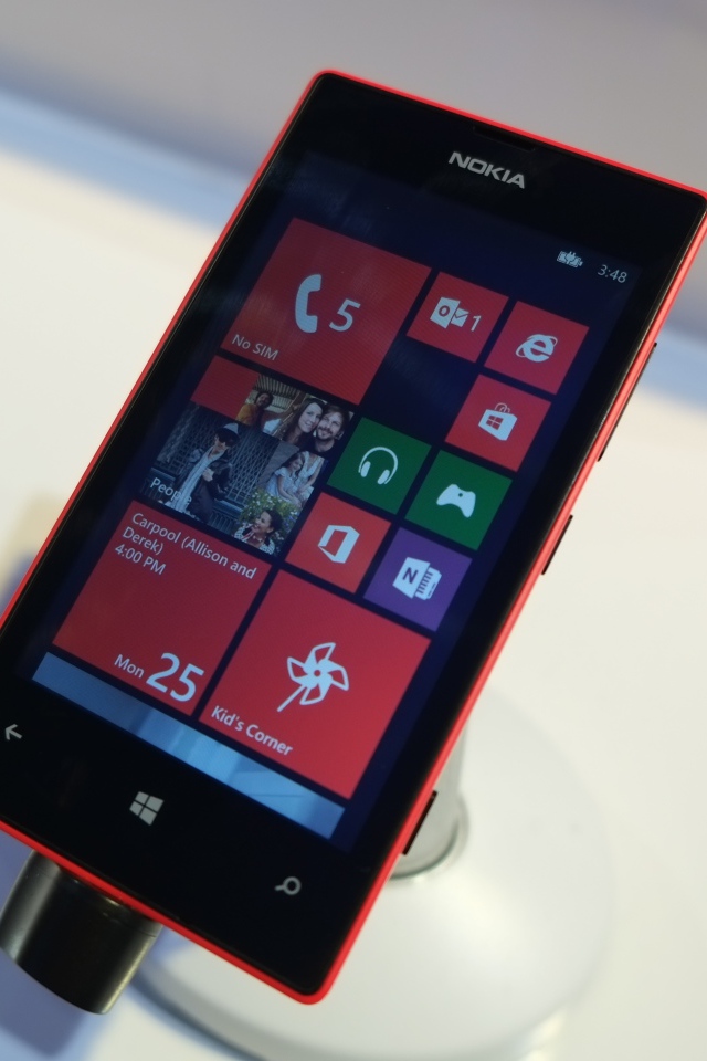 Красная Nokia Lumia 720 на стенде
