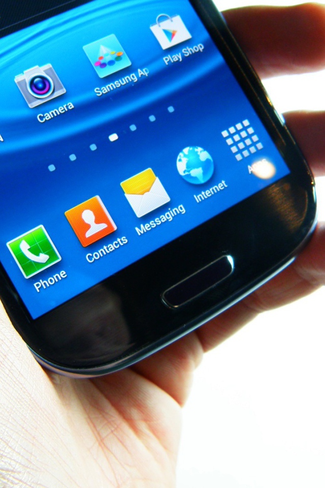 Samsung Galaxy S3 в руке на белом фоне