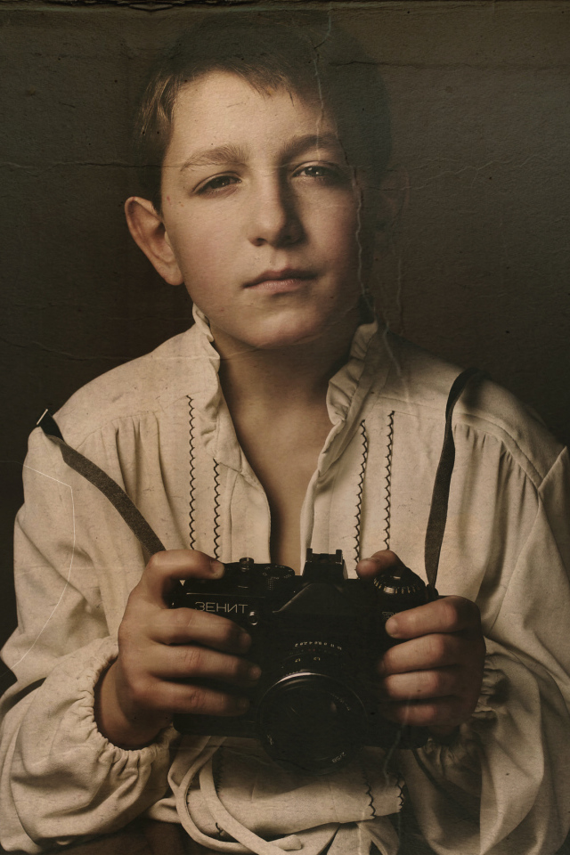 Селфи молодого фотографа с фотоаппаратом Зенит