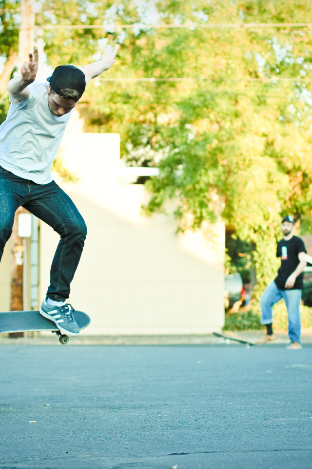 Скейтер выполняет трюк