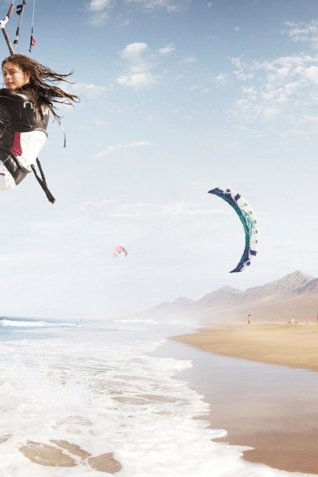 Спортивные девушки на фоне гор