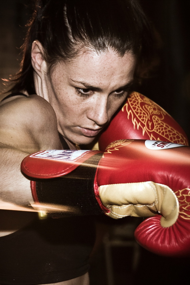 Спортивная девушка боксёр