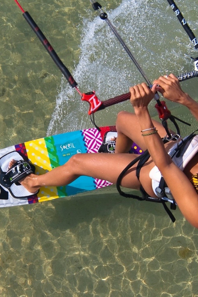 Спортивная девушка во время летнего отдыха