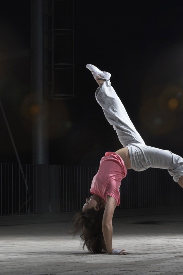 Спортивная девушка в розовом топике