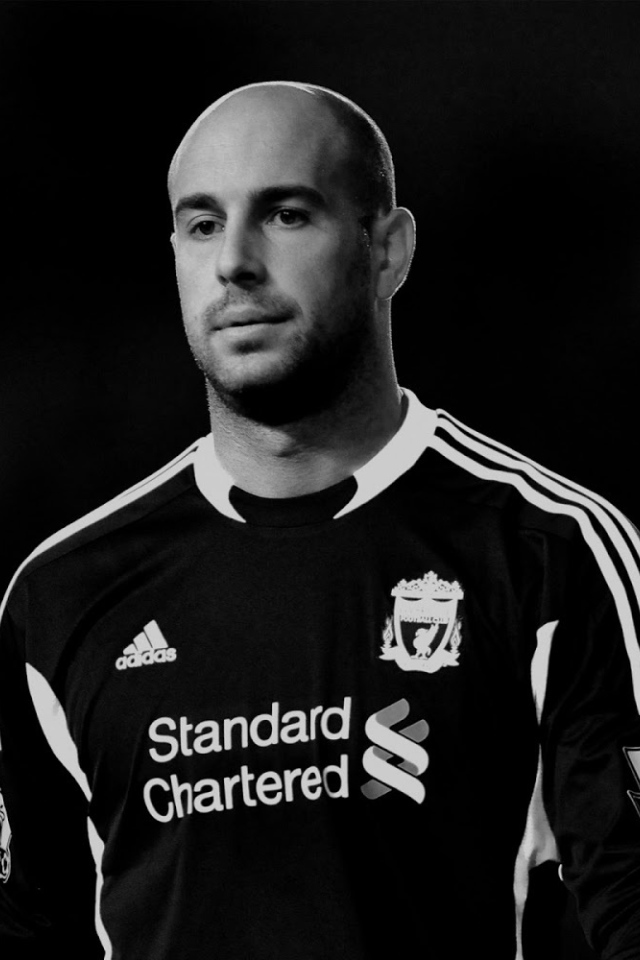 Лучший вратарь Наполи Пепе Рейна в черных тонах