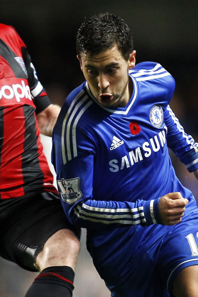  Лучший полузащитник Челси Эден Азар борется за мяч