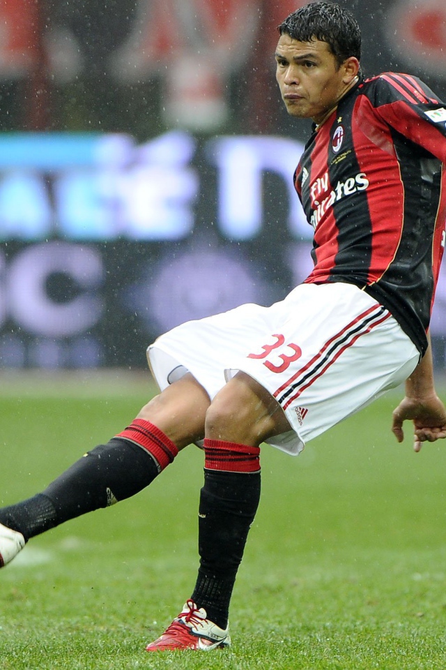 Лучший игрок ПСЖ Тиаго Силва наносит удар по мячу